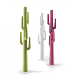 Appendiabiti In Polietilene, Disponibile In Diverse Finiture. Con Base Stabilizzatrice In Metallo.