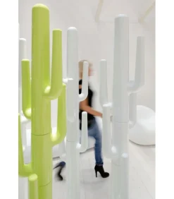 Appendiabiti In Polietilene, Disponibile In Diverse Finiture. Con Base Stabilizzatrice In Metallo.