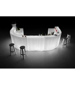 Bancone Bar Spazioso In Polietilene, Accessoriabile Di Luce A Led, Mensola E Ruote O Kit Di Fissaggio.