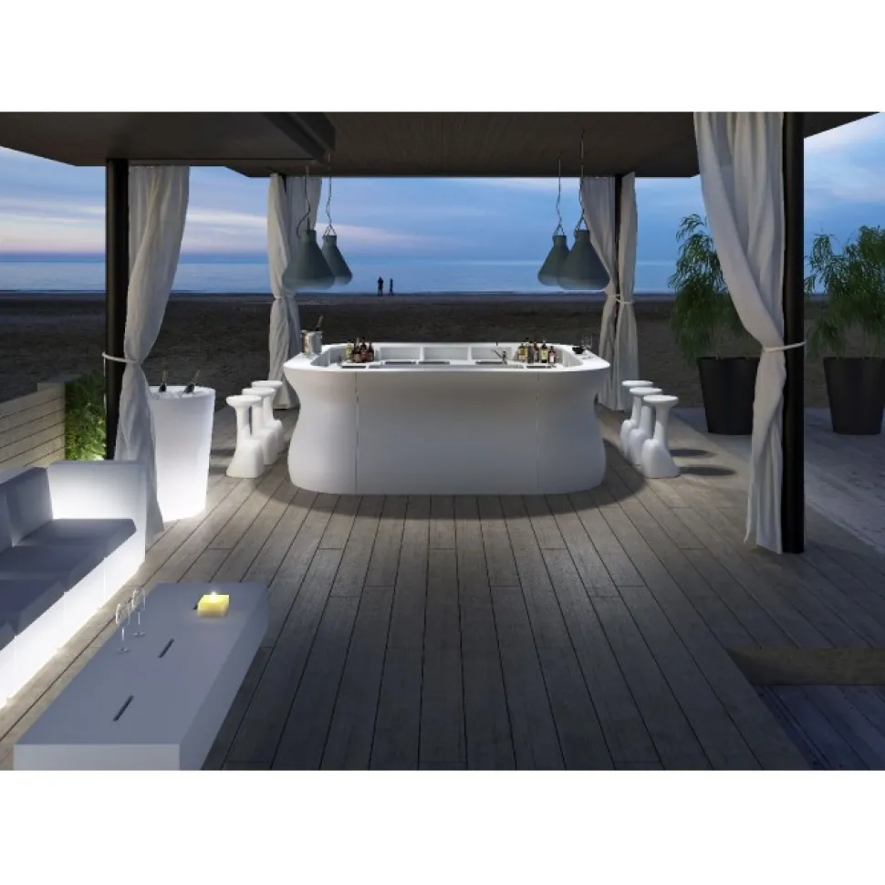 Bartolomeo Desk, Il Bancone Bar Di Plust, Realizzato Interamente In Italia In Polietilene Rinforzato In Acciaio.