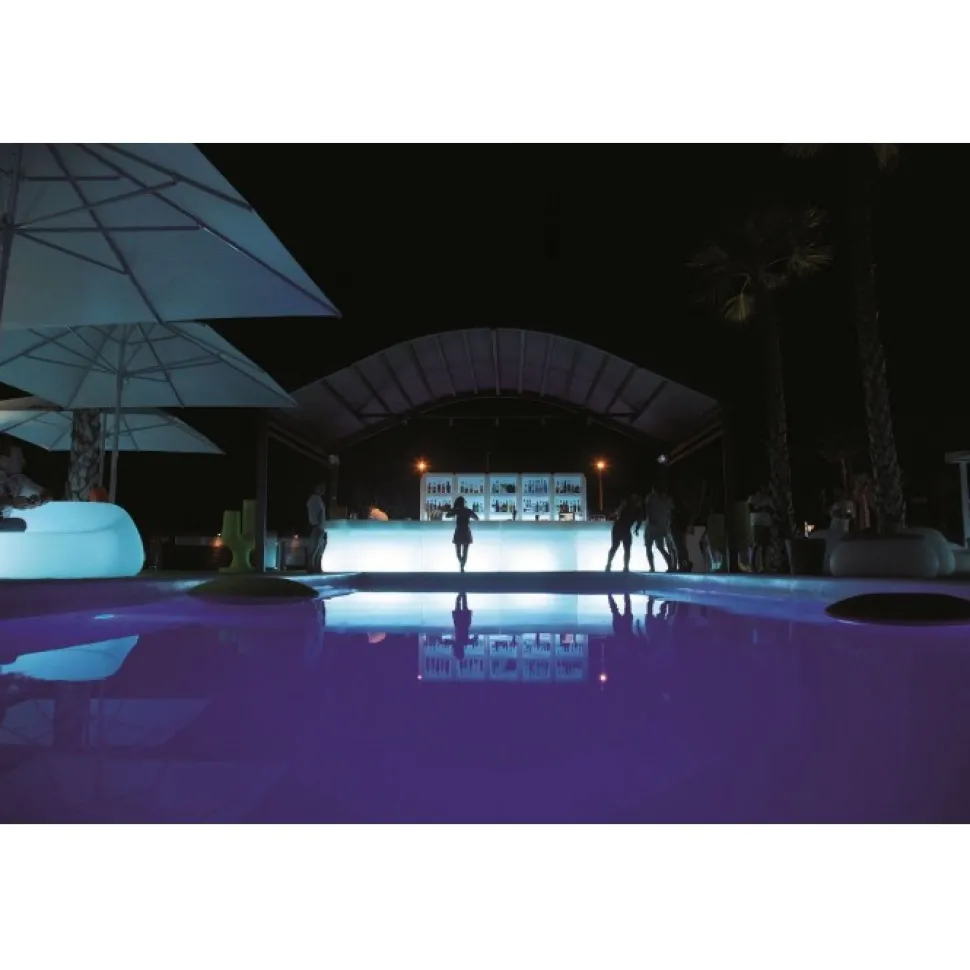 Bartolomeo Desk, Il Bancone Bar Di Plust, Realizzato Interamente In Italia In Polietilene Rinforzato In Acciaio.