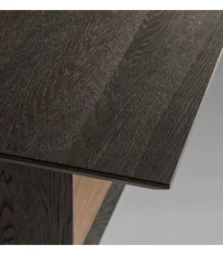 Il Basamento Del Tavolo Eclipse E Realizzato Con Cura Artigianale Utilizzando Legno Impiallacciato E Bisellato.