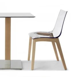 La Scocca In Policarbonato E Disponibile Bianca E Trasparente, Le Gambe In Faggio Naturale E Wenge.