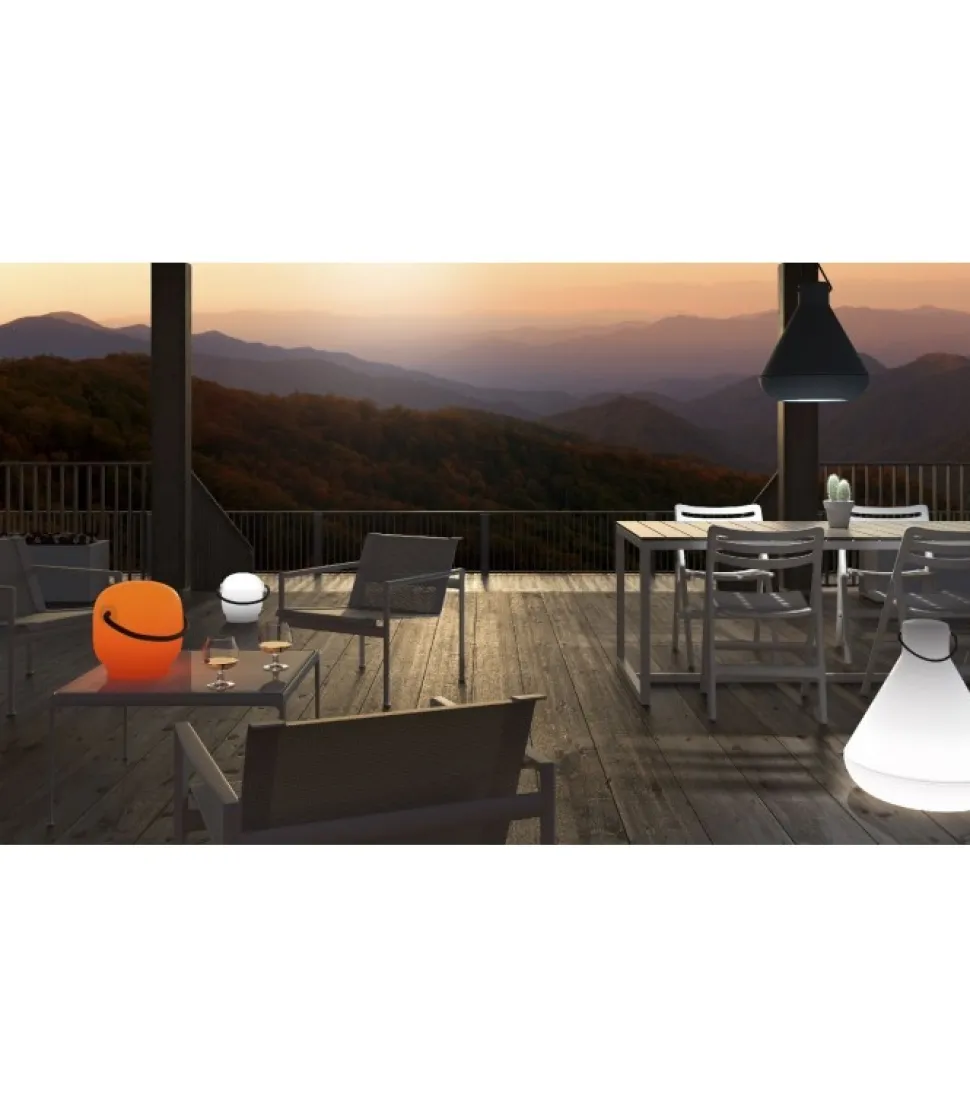 Lampada In Polietilene, Realizzata Interamente In Italia, Per Indoor E Outdoor.