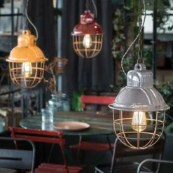Lampada Sospesa Con Gabbia In Acciaio E Paralume In Ceramica Smaltata Effetto Retro.