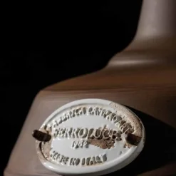 Lampada Yuma Sospesa, Prodotta In Italia Da Ferroluce. Realizzata In Metallo Con Dettagli In Ceramica Anticata.