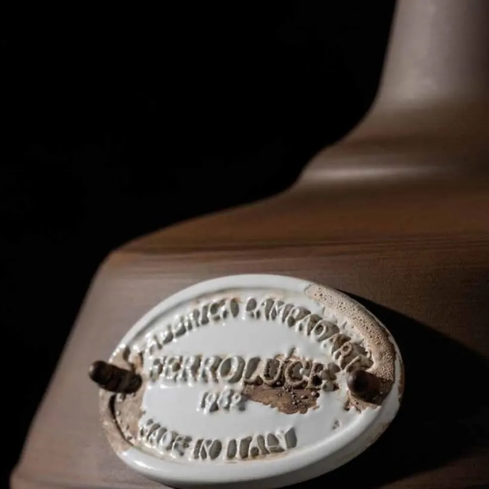 Lampada Yuma Sospesa, Prodotta In Italia Da Ferroluce. Realizzata In Metallo Con Dettagli In Ceramica Anticata.