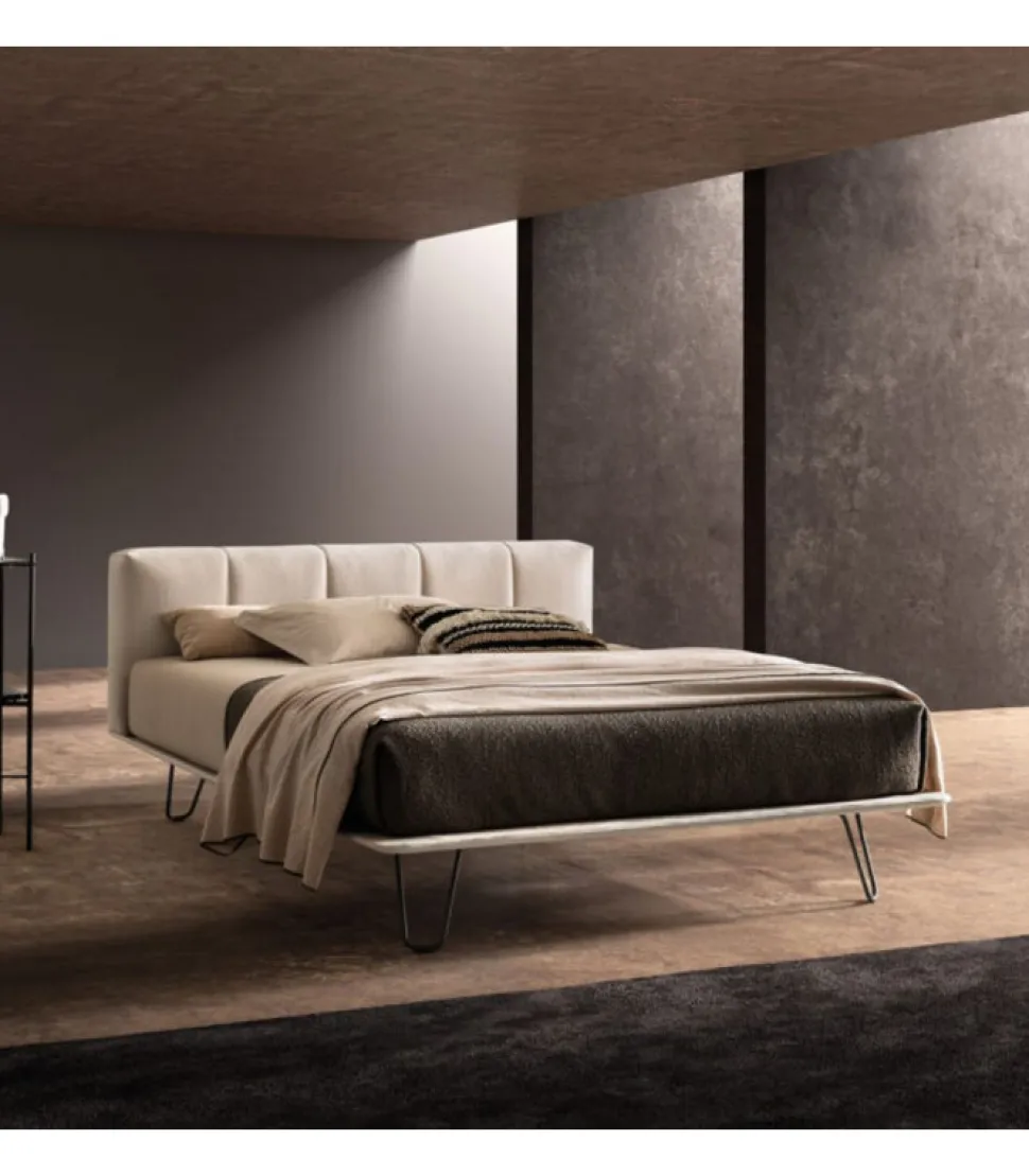 Letto Crook Con Piano Ortopedico Di Samoa, Rivestito In Pelle, In Ecopelle O In Tessuto. Made In Italy.