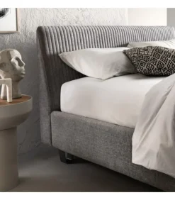 Letto Keen Imbottito, E Rivestito In Tessuto O In Ecopelle. Realizzato Da Samoa.