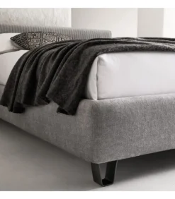 Letto Keen Imbottito, E Rivestito In Tessuto O In Ecopelle. Realizzato Da Samoa.