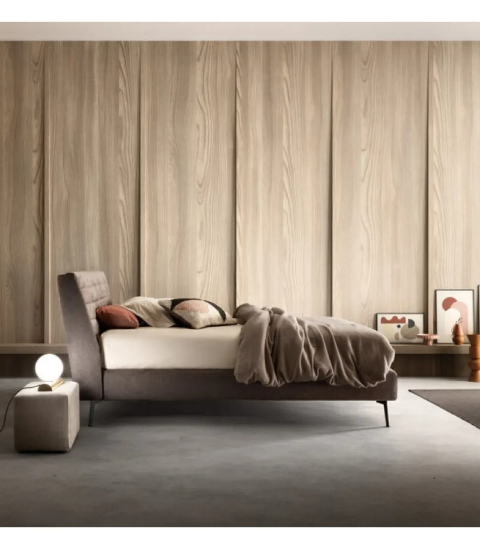 Letto Stick, Realizzato Interamente In Italia Da Samoa, Imbottito In Poliuretano E Rivestito In Tessuto O Ecopelle.