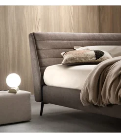 Letto Stick, Realizzato Interamente In Italia Da Samoa, Imbottito In Poliuretano E Rivestito In Tessuto O Ecopelle.