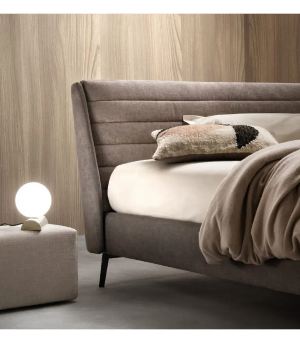 Letto Stick, Realizzato Interamente In Italia Da Samoa, Imbottito In Poliuretano E Rivestito In Tessuto O Ecopelle.