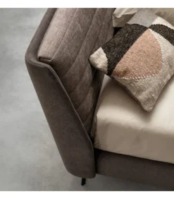 Letto Stick, Realizzato Interamente In Italia Da Samoa, Imbottito In Poliuretano E Rivestito In Tessuto O Ecopelle.