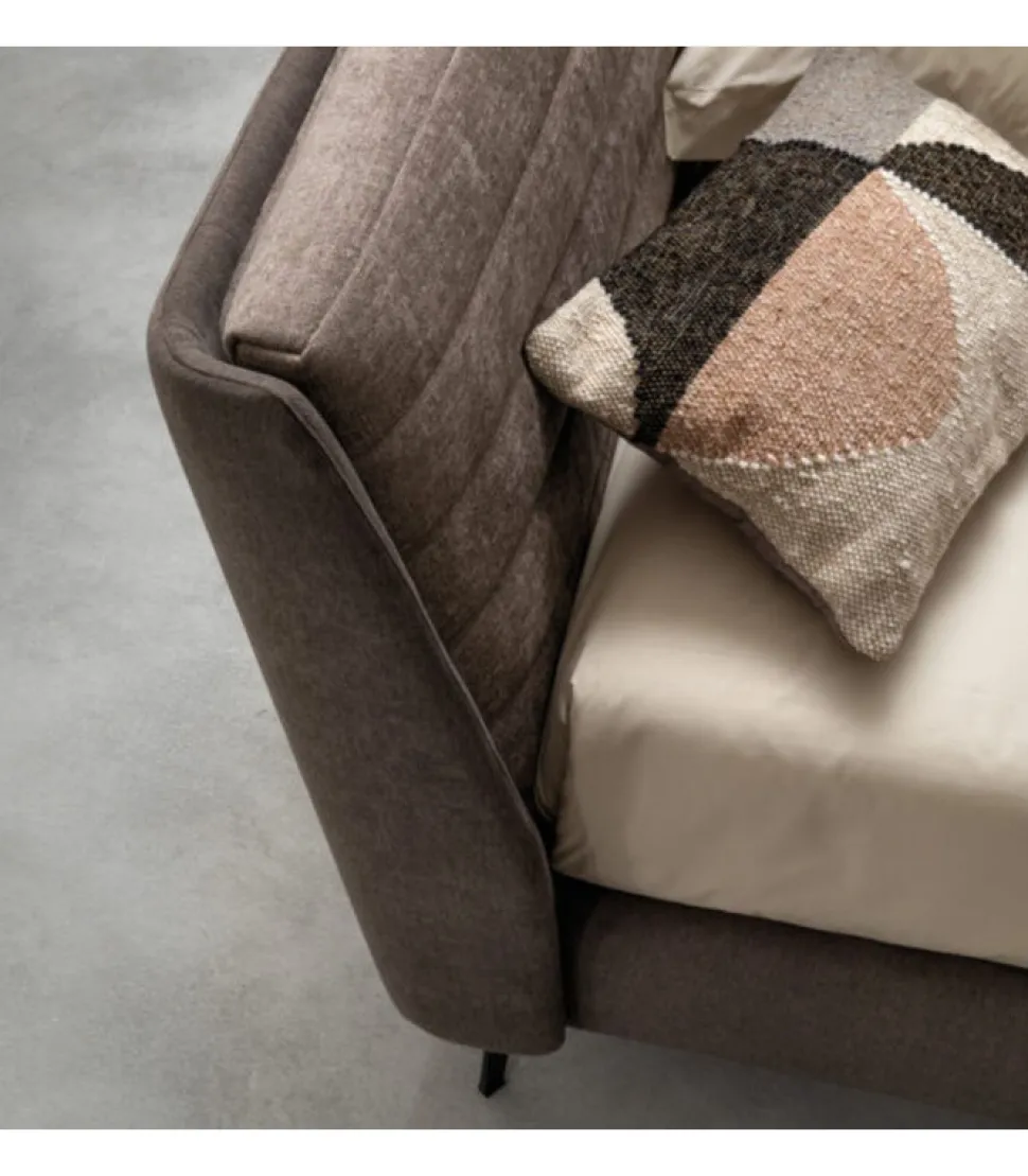 Letto Stick, Realizzato Interamente In Italia Da Samoa, Imbottito In Poliuretano E Rivestito In Tessuto O Ecopelle.