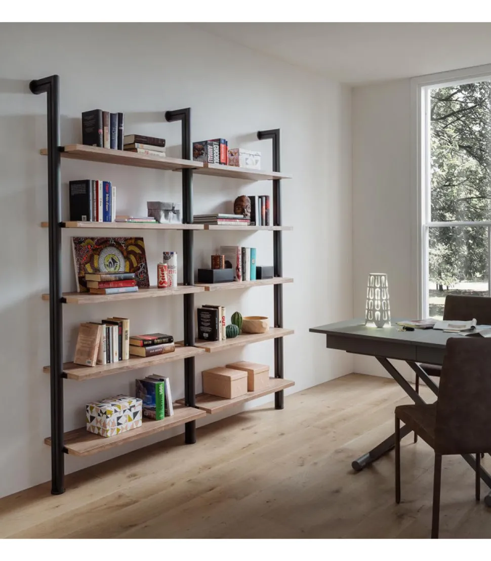 Libreria Con Montanti A Parete In Metallo E Ripiani In Hpl O Fenix.