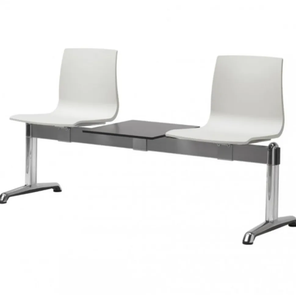 Panca D'Attesa Alice Di Scab, Disponibile In Tre Diverse Dimensioni E Con Le Sedute In Tre Diversi Colori.