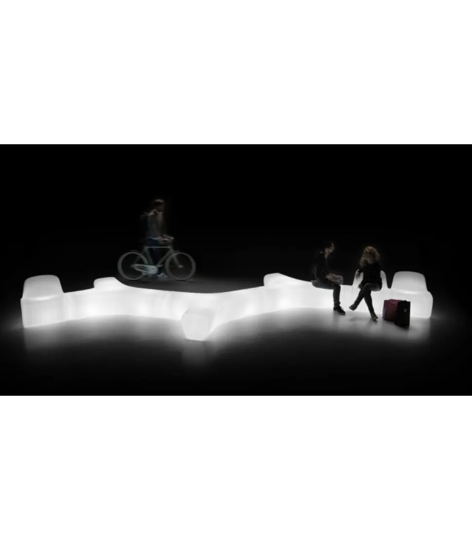 Panca Jetlag Di Plust, Realizzata Interamente In Italia In Polietilene Per L'Outdoor.