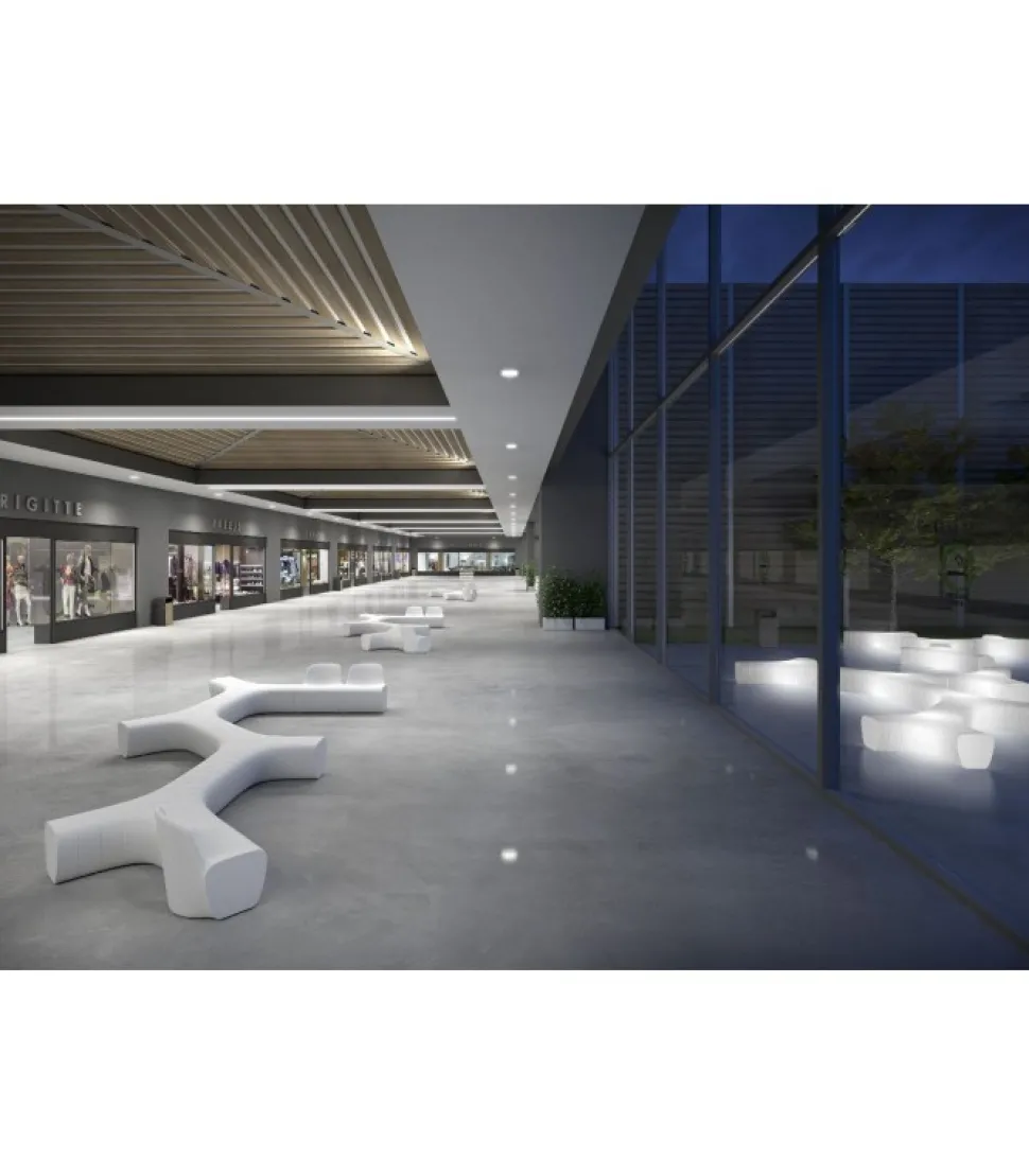 Panca Jetlag Di Plust, Realizzata Interamente In Italia In Polietilene Per L'Outdoor.