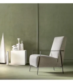 Poltrona Angy Imbottita Con Braccioli In Metallo Brunito Colore Moka