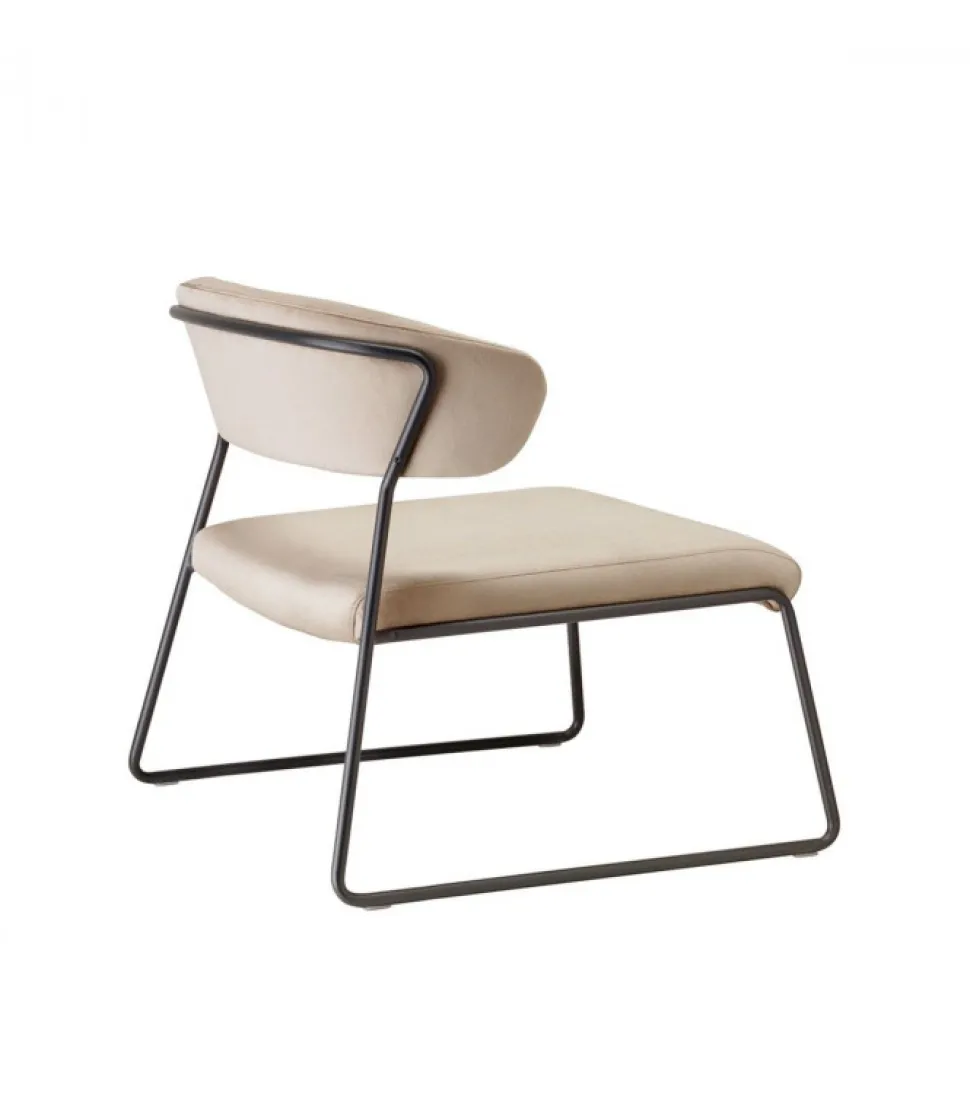 Poltrona Lisa Di Scab, Progetta E Realizzata Interamente In Italia, Con Materiali Prodotti In Italia.