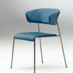 Poltroncina Lisa Di Scab, Progettata E Realizzata In Italia, Con Seduta Imbottita E Rivestita, Gambe In Acciaio.