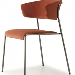 Poltroncina Lisa Di Scab, Progettata E Realizzata In Italia, Con Seduta Imbottita E Rivestita, Gambe In Acciaio.