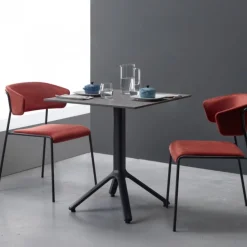 Poltroncina Lisa Di Scab, Progettata E Realizzata In Italia, Con Seduta Imbottita E Rivestita, Gambe In Acciaio.