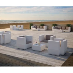 Pouf Big Cut Di Plust, Con Struttura In Polietilene, La Seduta E Imbottita E Rivestita In Tessuto O Ecopelle.