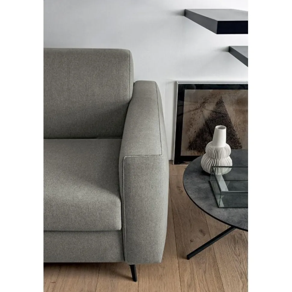 Regis, Divano Letto Contemporaneo Con Piedini Alti In Metallo