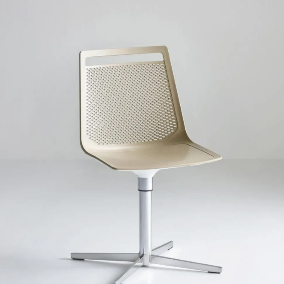 Sedia Akami Girevole Sofisticata Ed Assolutamente Confortevole