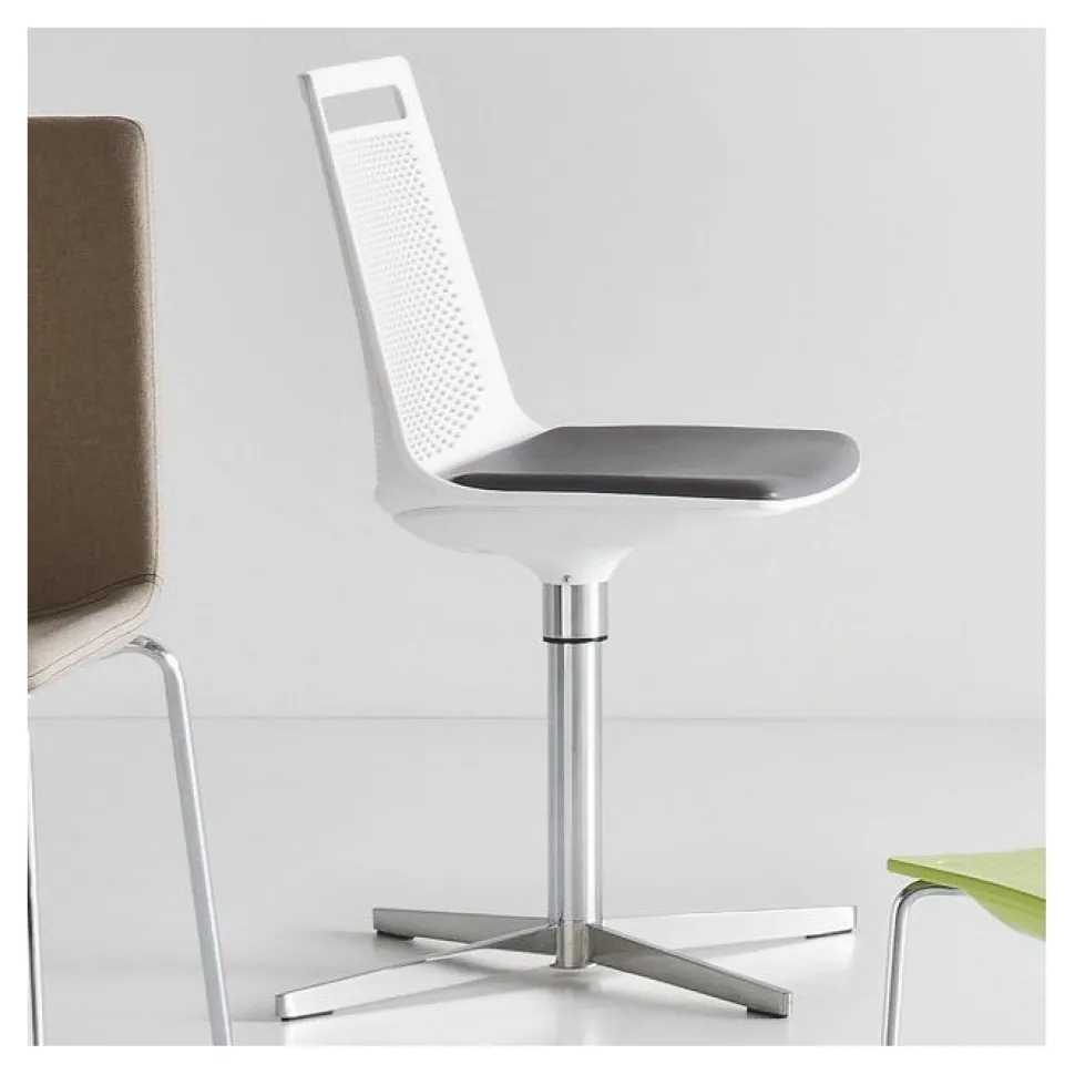 Sedia Akami Girevole Sofisticata Ed Assolutamente Confortevole