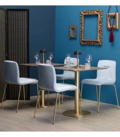 Sedia Alice Pop Di Scab, Con Seduta Imbottita E Rivestita E Gambe In Metallo Verniciato.