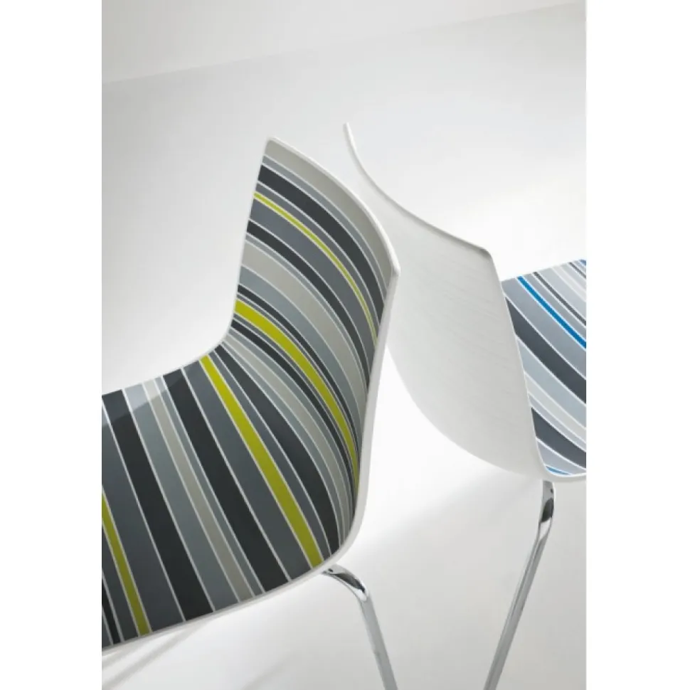 Sedia Colorfive Na Gioco Di Colori Brillanti E Pastello