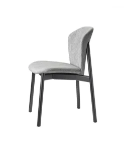 Sedia Finn 2891 Di Scab, Con Struttura In Legno, Seduta E Schienale Imbottiti E Rivestiti.