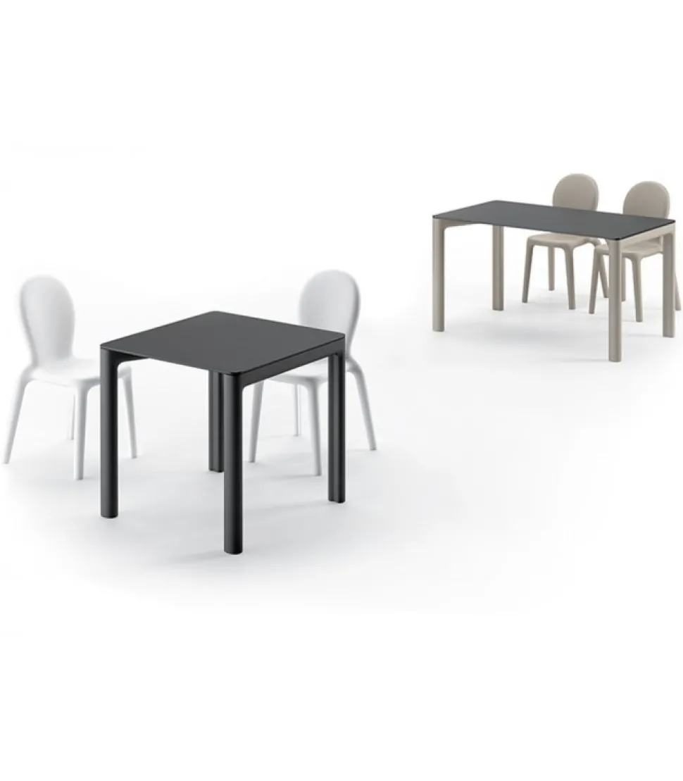 Sedia In Polietilene, Realizzata In Italia Da Plust, Progettata Da Berenice.