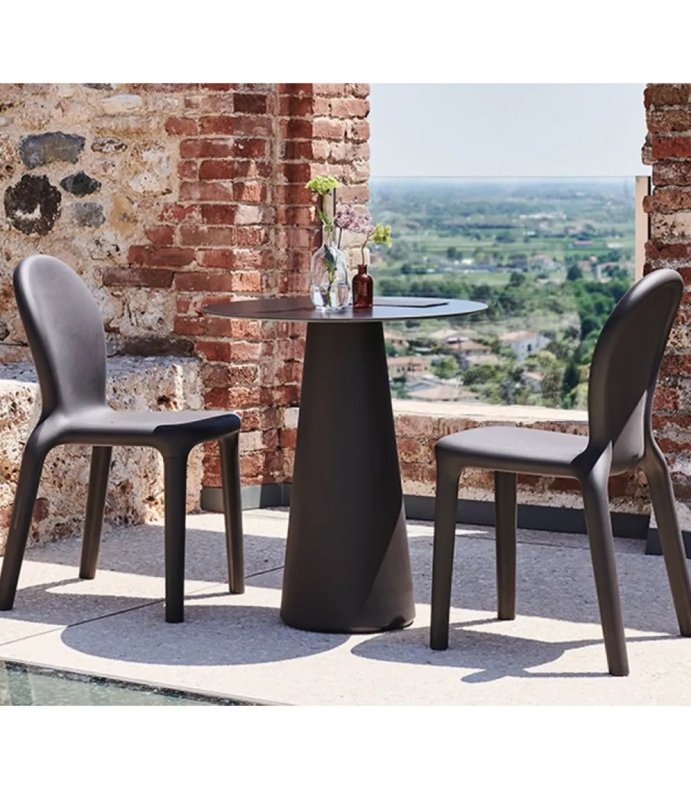 Sedia In Polietilene, Realizzata In Italia Da Plust, Progettata Da Berenice.