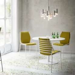 Sedia Link In Metallo Colorato E Con Un Estetica Moderna Ma Di Memoria