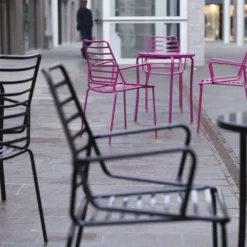 Sedia Link In Metallo Colorato E Con Un Estetica Moderna Ma Di Memoria