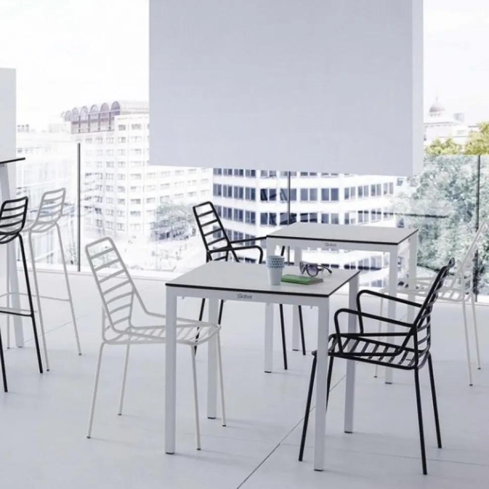 Sedia Link In Metallo Colorato E Con Un Estetica Moderna Ma Di Memoria