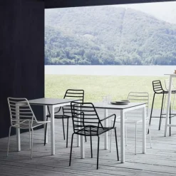 Sedia Link In Metallo Colorato E Con Un Estetica Moderna Ma Di Memoria