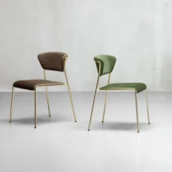 Sedia Lisa Di Scab, Scocca Imbottita E Rivestita E Telaio In Acciaio Cromato O Verniciato.