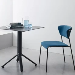 Sedia Lisa Di Scab, Scocca Imbottita E Rivestita E Telaio In Acciaio Cromato O Verniciato.