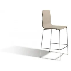 Seduta In Tecnopolimero (Anche Ignifuga), Struttura In Acciaio Verniciato (Per Outdoor) O Cromato (Per Indoor).