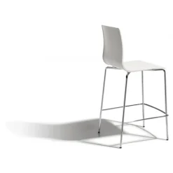 Seduta In Tecnopolimero (Anche Ignifuga), Struttura In Acciaio Verniciato (Per Outdoor) O Cromato (Per Indoor).