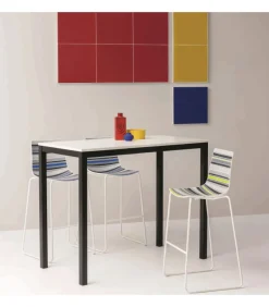 Sgabello Con Scocca Multicolore.