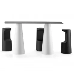Sgabello Fura Di Plust, Realizzato Interamente In Italia In Polietilene Per L'Outdoor.