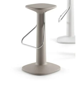 Sgabello In Polietilene Per L'Outdoor, Certificato Da Catas Come Conforme E Resistente.