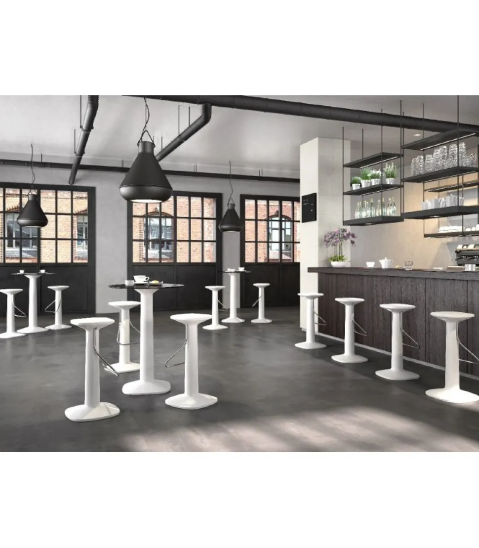 Sgabello In Polietilene Per L'Outdoor, Certificato Da Catas Come Conforme E Resistente.