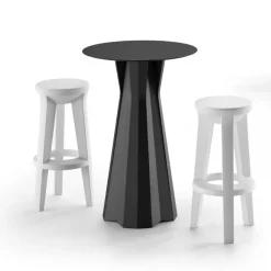 Sgabello Per L'Outdoor In Polietilene, Realizzato Interamente In Italia Da Plust.